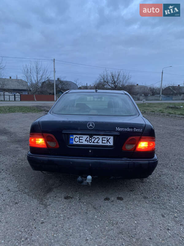 Седан Mercedes-Benz E-Class 1997 в Новоселице