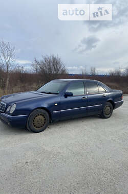 Седан Mercedes-Benz E-Class 1998 в Хотині