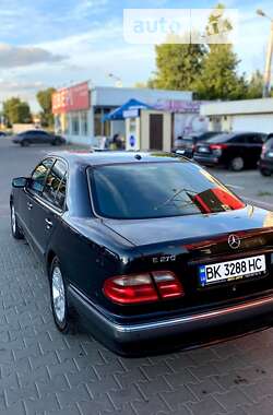 Седан Mercedes-Benz E-Class 2002 в Вараше