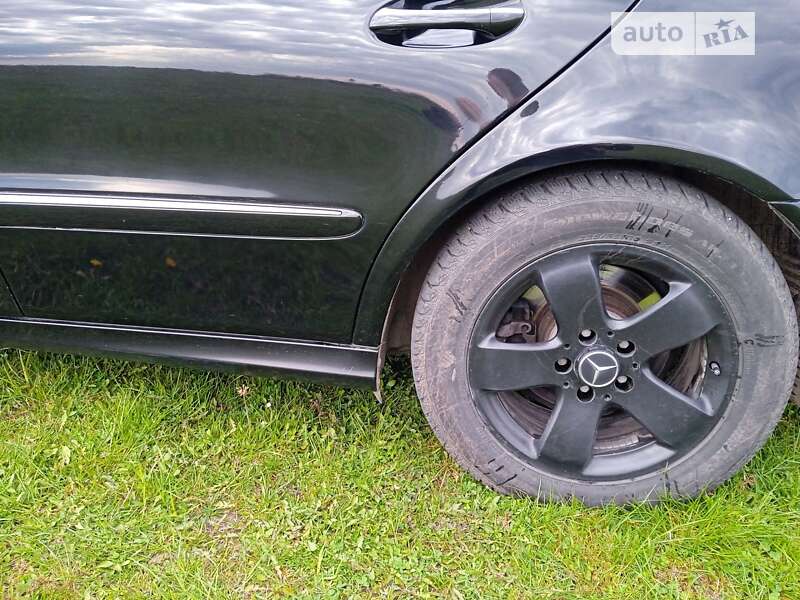 Седан Mercedes-Benz E-Class 2004 в Львове