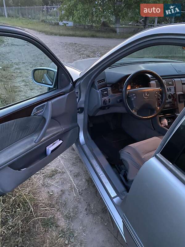 Седан Mercedes-Benz E-Class 2001 в Дрогобыче