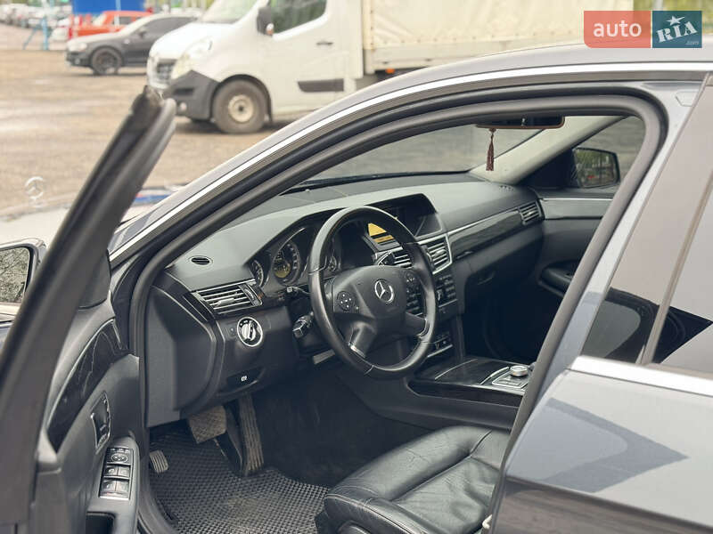 Седан Mercedes-Benz E-Class 2011 в Ромнах