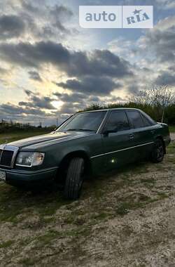 Седан Mercedes-Benz E-Class 1990 в Львові