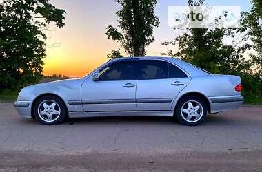 Седан Mercedes-Benz E-Class 2000 в Ольшанке