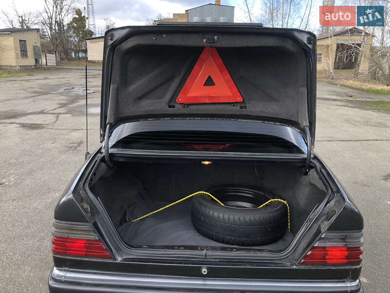 Седан Mercedes-Benz E-Class 1993 в Києві