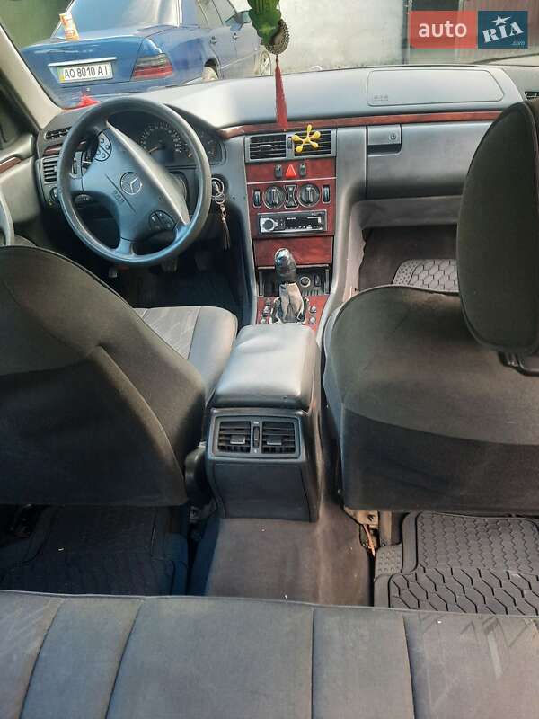 Седан Mercedes-Benz E-Class 2002 в Иршаве