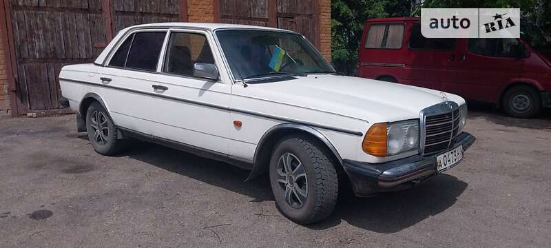 Седан Mercedes-Benz E-Class 1980 в Бобринці