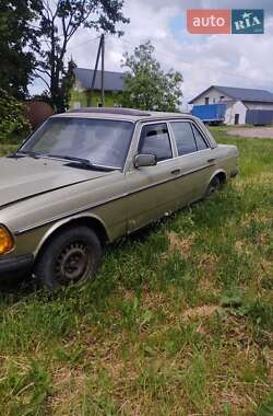Седан Mercedes-Benz E-Class 1983 в 