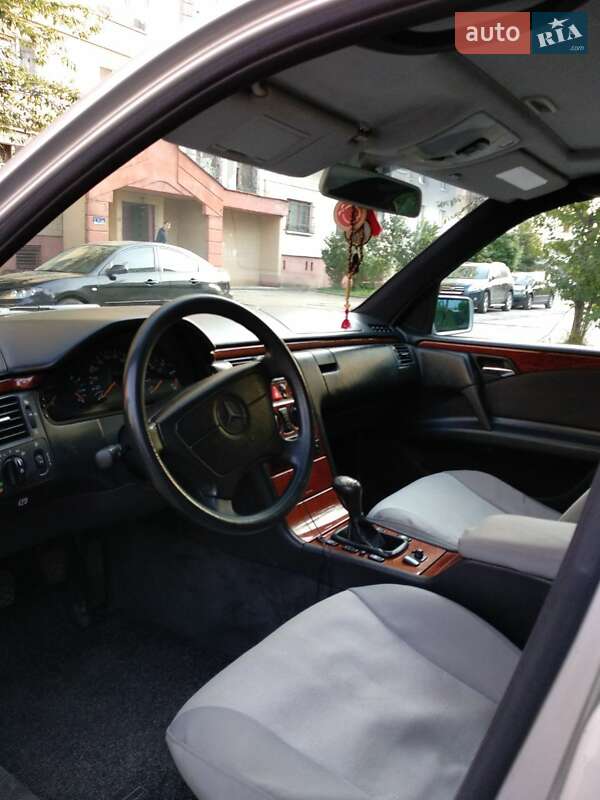 Седан Mercedes-Benz E-Class 1998 в Львове