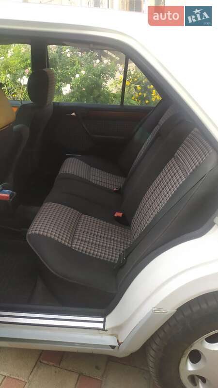 Седан Mercedes-Benz E-Class 1992 в Новой Водолаге