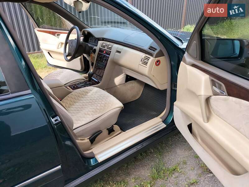 Седан Mercedes-Benz E-Class 1996 в Рокитном