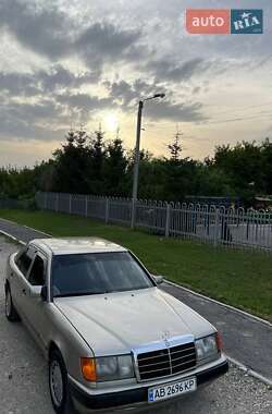 Седан Mercedes-Benz E-Class 1986 в 