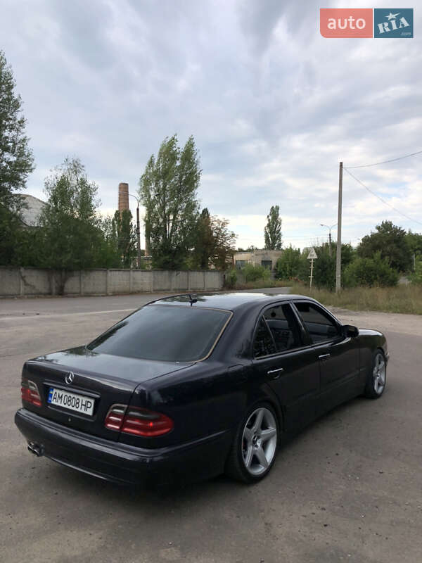Седан Mercedes-Benz E-Class 2000 в 