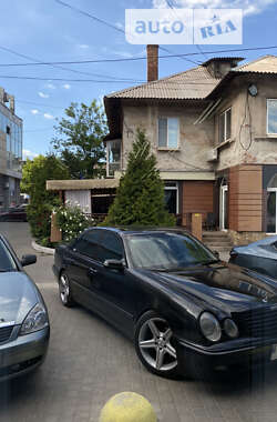 Седан Mercedes-Benz E-Class 2001 в Кривом Роге