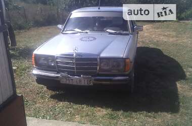 Седан Mercedes-Benz E-Class 1982 в Заставній