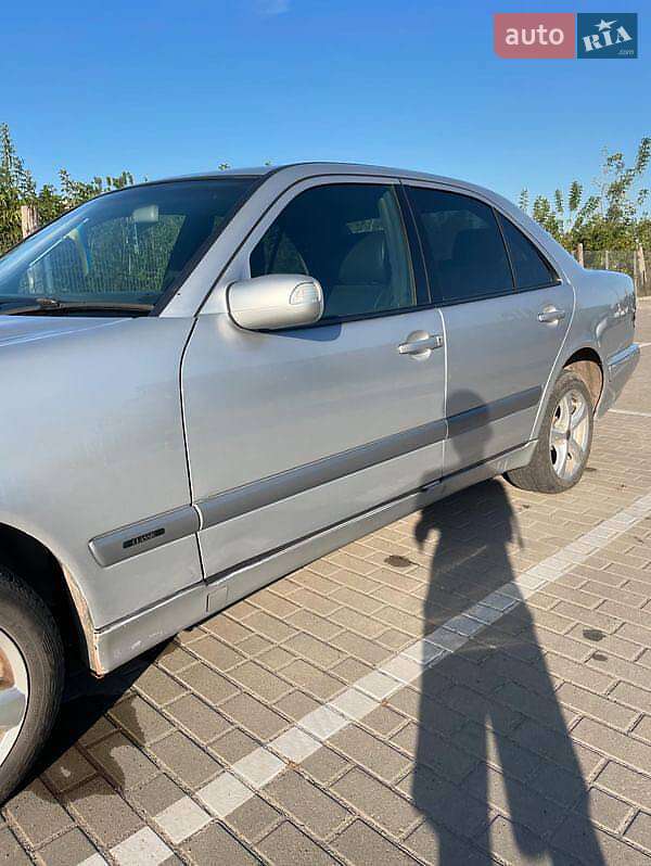 Седан Mercedes-Benz E-Class 2000 в Дубно