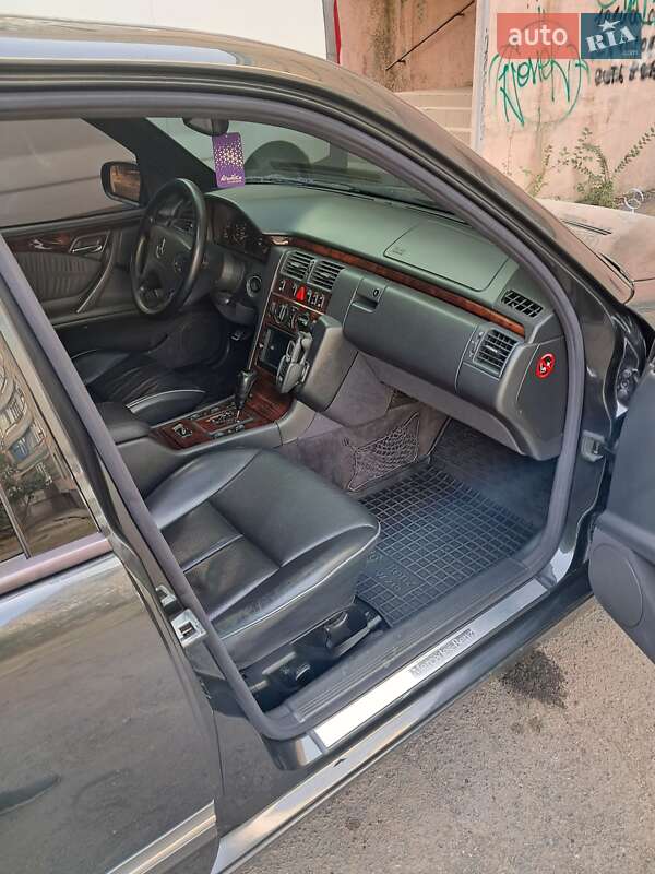 Седан Mercedes-Benz E-Class 2000 в Кривом Роге