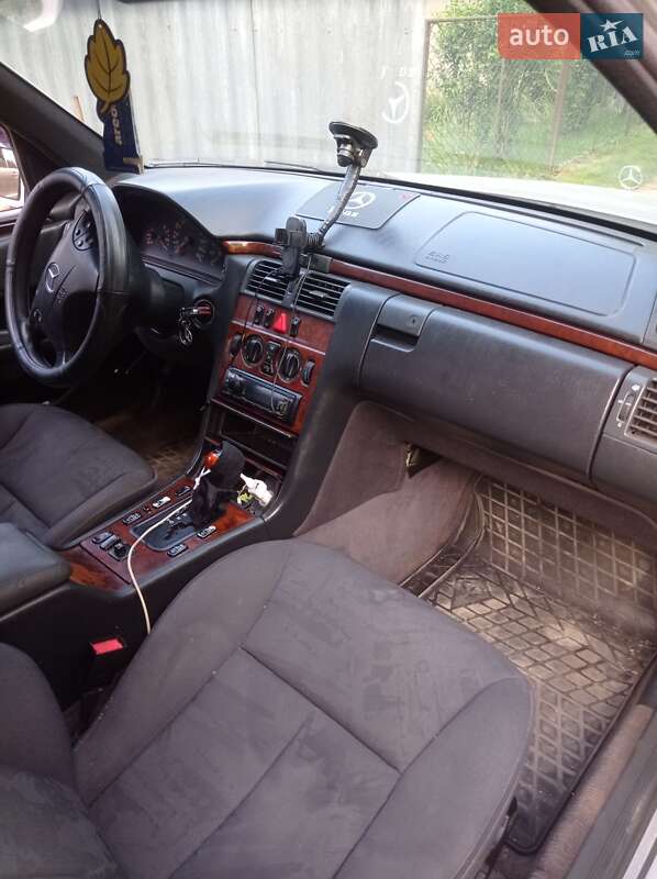 Седан Mercedes-Benz E-Class 1997 в Черновцах