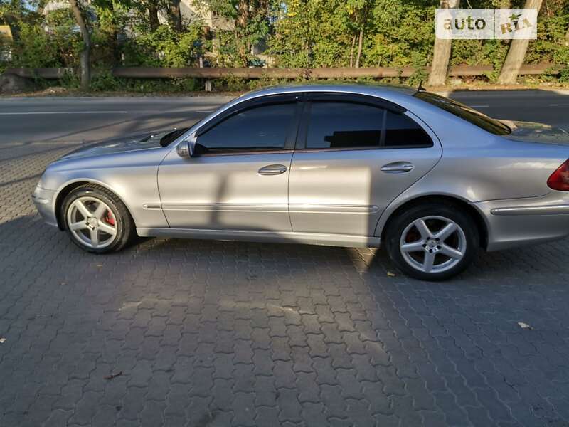 Седан Mercedes-Benz E-Class 2002 в Черновцах