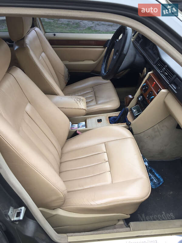 Седан Mercedes-Benz E-Class 1992 в Чернівцях