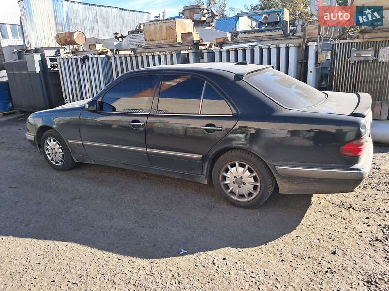 Седан Mercedes-Benz E-Class 2001 в Виннице
