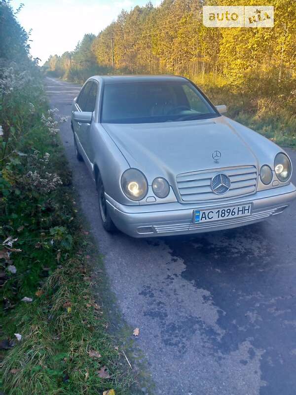 Седан Mercedes-Benz E-Class 1999 в Киверцах