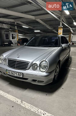 Седан Mercedes-Benz E-Class 2000 в Києві