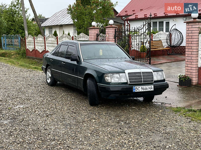 Седан Mercedes-Benz E-Class 1987 в Мостиске