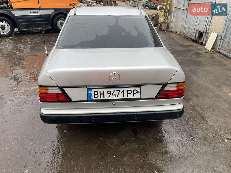 Седан Mercedes-Benz E-Class 1988 в 