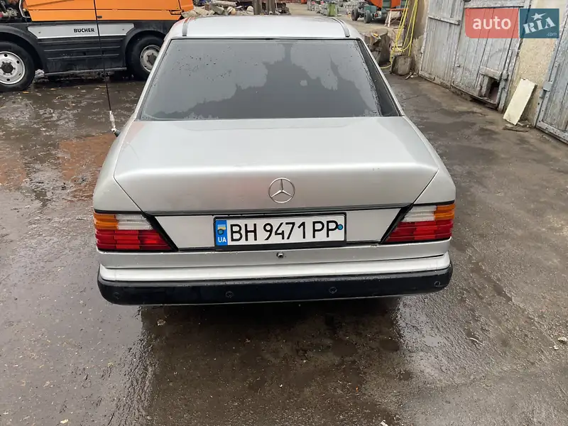 Седан Mercedes-Benz E-Class 1988 в 