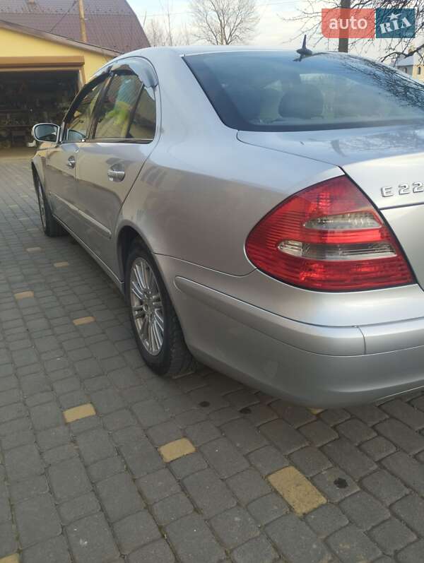 Седан Mercedes-Benz E-Class 2004 в Хырове