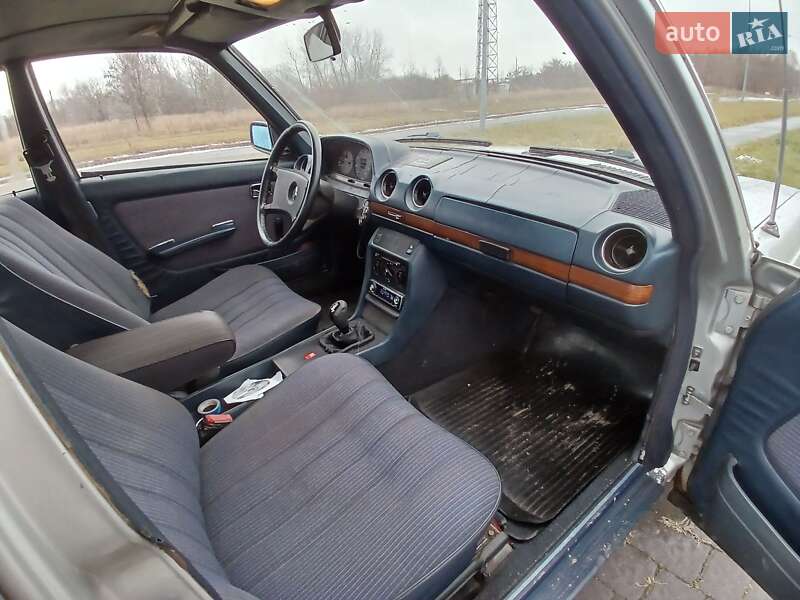 Седан Mercedes-Benz E-Class 1982 в Львове