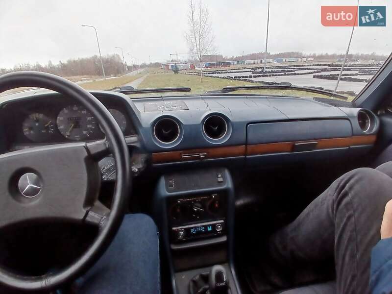 Седан Mercedes-Benz E-Class 1982 в Львове