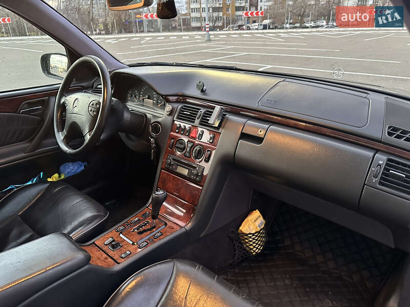 Седан Mercedes-Benz E-Class 1999 в Киеве