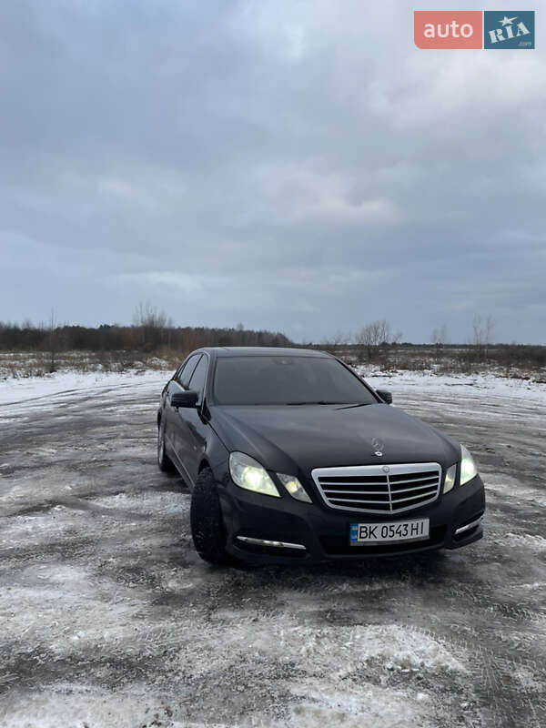 Седан Mercedes-Benz E-Class 2011 в Березному