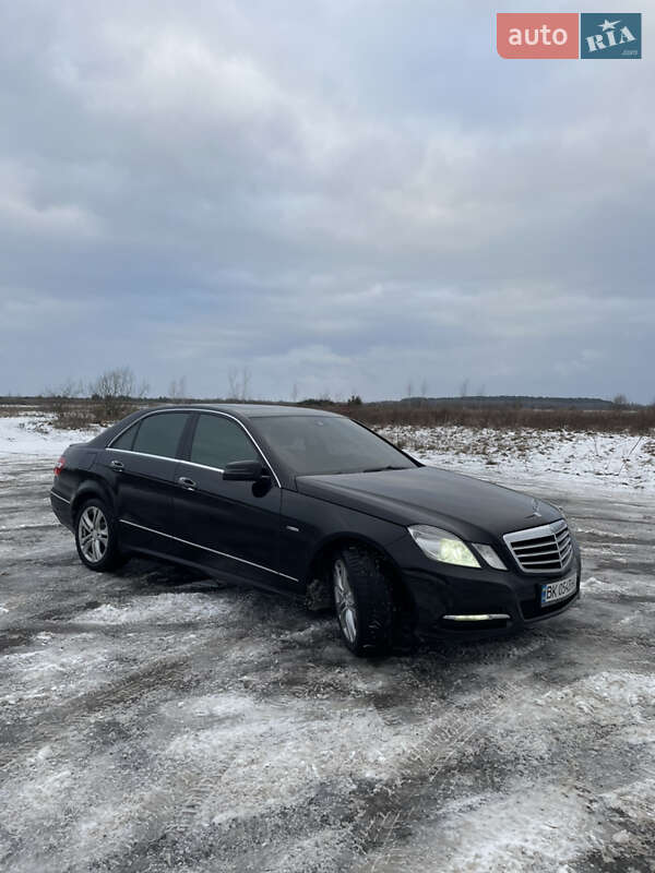 Седан Mercedes-Benz E-Class 2011 в Березному