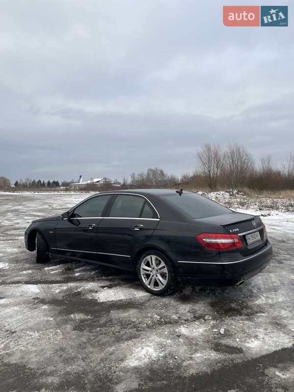 Седан Mercedes-Benz E-Class 2011 в Березному
