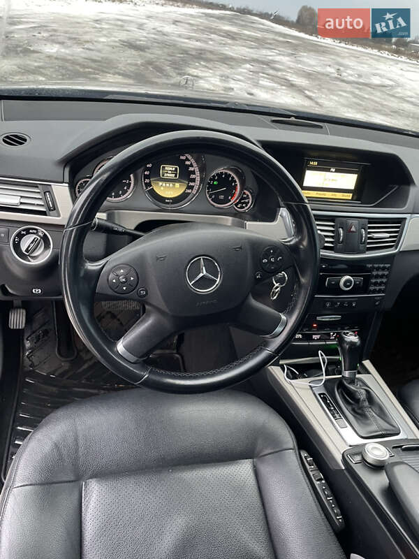 Седан Mercedes-Benz E-Class 2011 в Березному