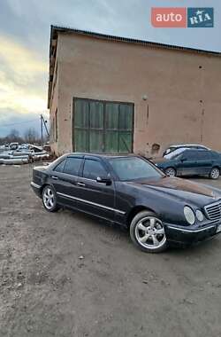 Седан Mercedes-Benz E-Class 2000 в Вижниці