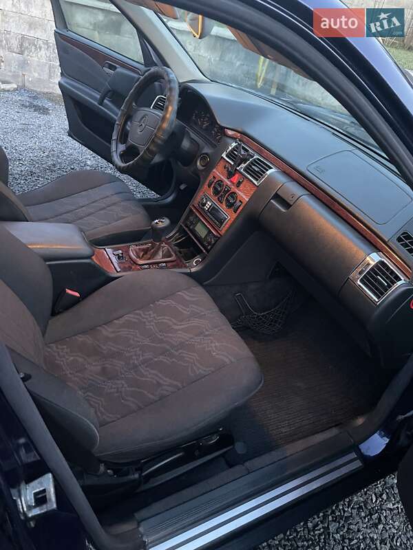 Седан Mercedes-Benz E-Class 1998 в Ровно