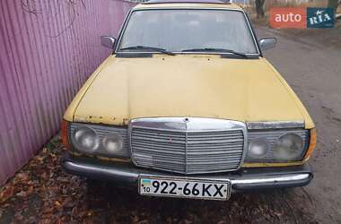 Седан Mercedes-Benz E-Class 1982 в Смілі