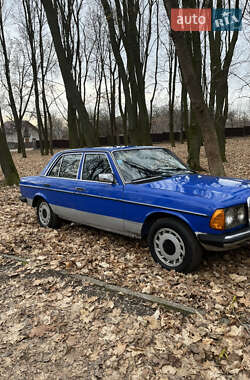 Седан Mercedes-Benz E-Class 1982 в Хотине