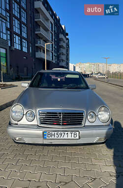 Седан Mercedes-Benz E-Class 1996 в Южному