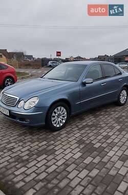 Седан Mercedes-Benz E-Class 2004 в Рованцях