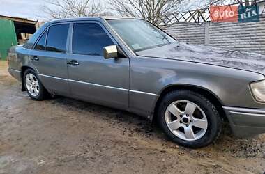 Седан Mercedes-Benz E-Class 1990 в Клевані