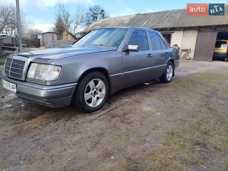 Седан Mercedes-Benz E-Class 1990 в 