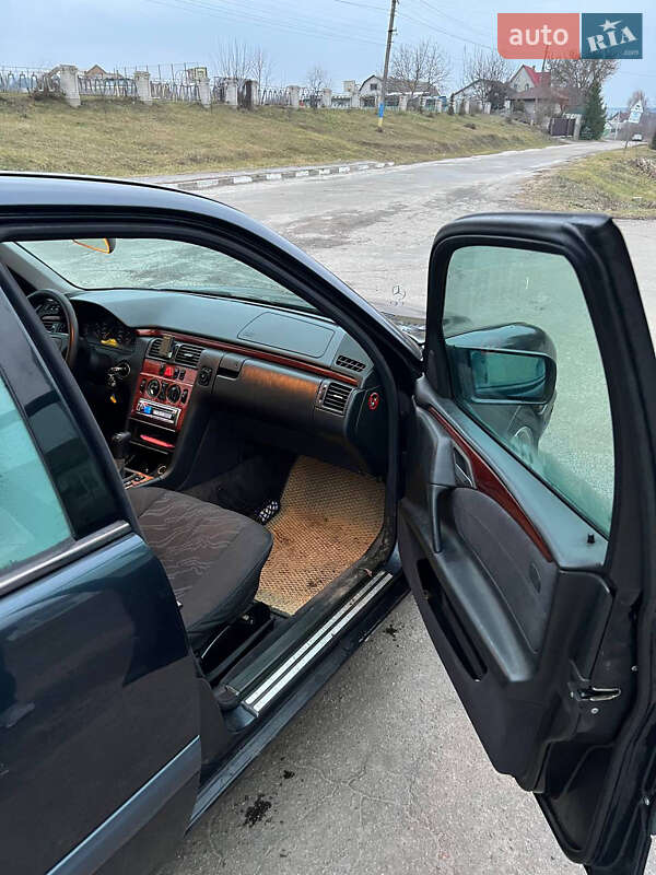 Седан Mercedes-Benz E-Class 1999 в Обухове