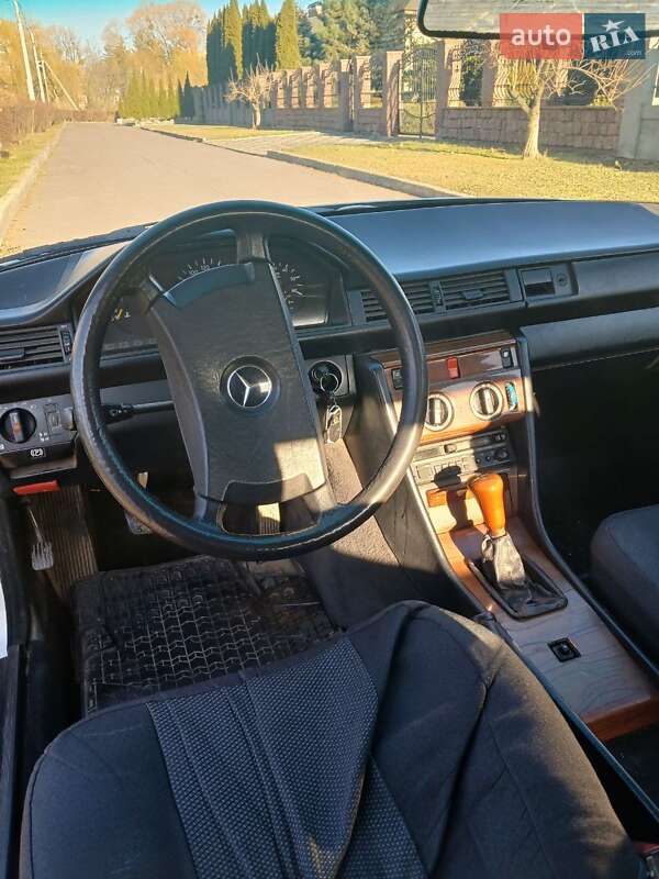 Седан Mercedes-Benz E-Class 1988 в Ровно