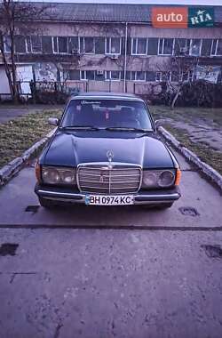 Седан Mercedes-Benz E-Class 1977 в Кілії