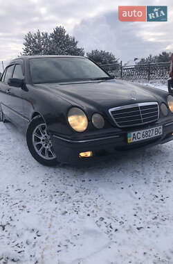 Седан Mercedes-Benz E-Class 1999 в Вараше